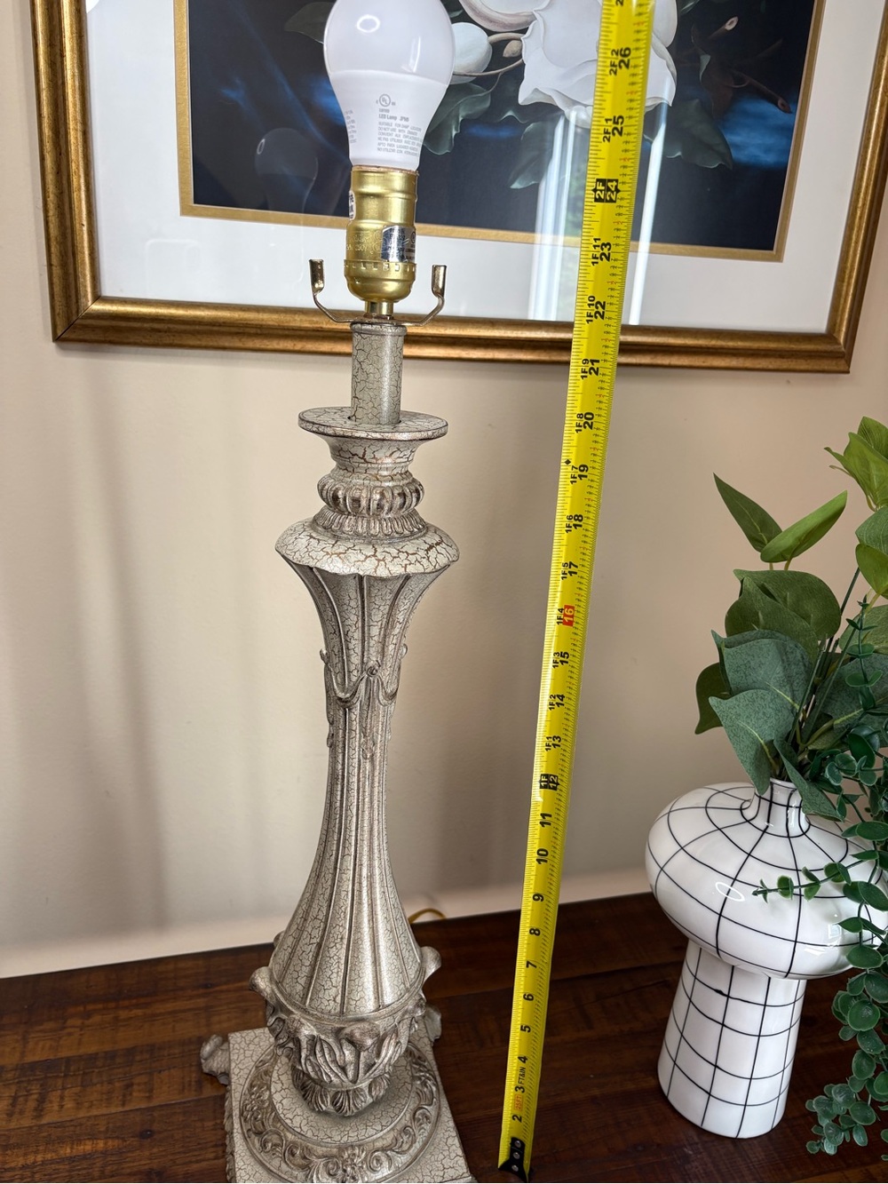 🔥🔥🔥Vintage Table Lamp Featuring Ornate, Distressed Base - Picture 10 of 11